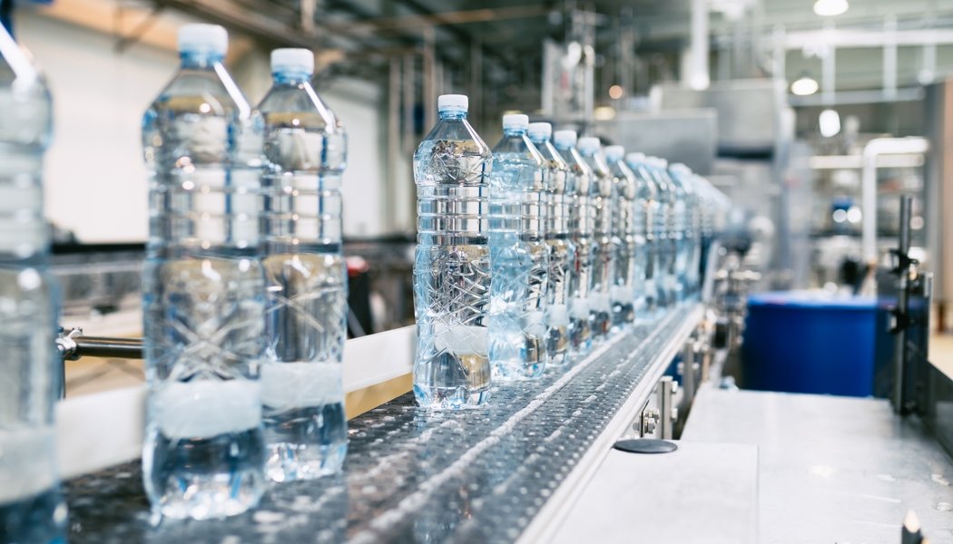 produzione industriale di bottiglie d'acqua