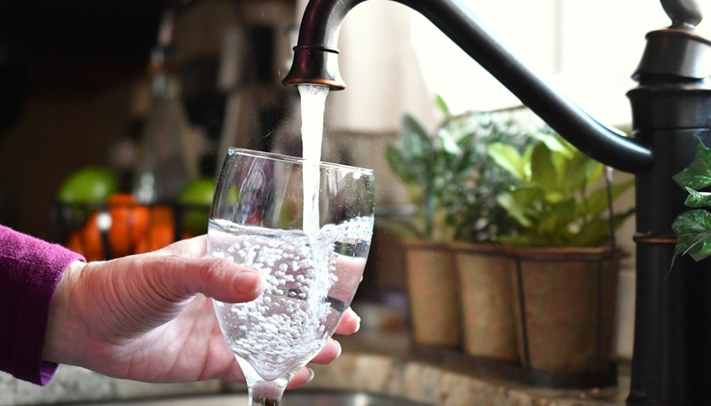 bicchiere riempito con acqua di rubinetto